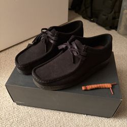 Men's Clarks Wallabee Low - Black Suede