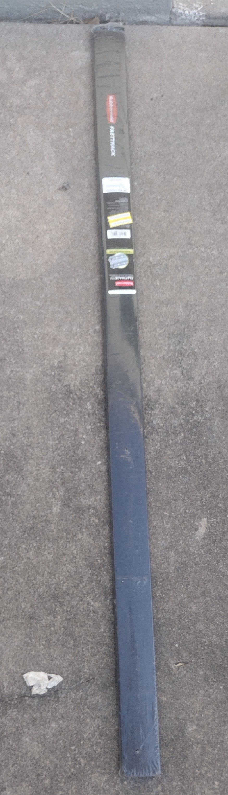 Rubbermaid fast track Rail
