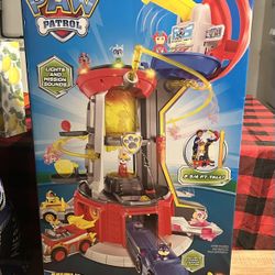 Paw Patrol, Mighty Lookout Tower with 4 Exclusive Bonus Action Figures