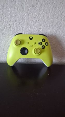 Official Xbox Wireless Controller – Electric Volt (OBO)