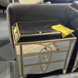 NIGHTSTAND MIRRORED GOLD DETAILS