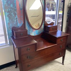 Beautiful Antique Edwardian Mahogany Inlaid Vanity with Oval Mirror. From England in the 1920’s $199.99 