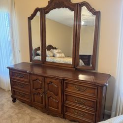 1980s Thomasville Oak 9 Drawer Long Dresser & Tri-Fold Mirror - Amazing Condition-  77” x 19” - Retail: $1295