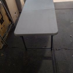 Like New Lifetime 4' table leg adjustable