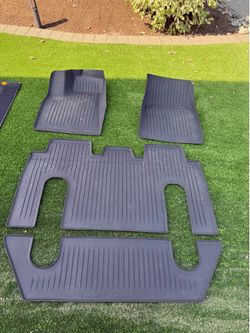 Slightly used Tesla Model x 2024 mats 6 seater