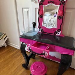Kids dress up table