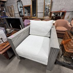 modern style armchair with a design of straight and contemporary lines.