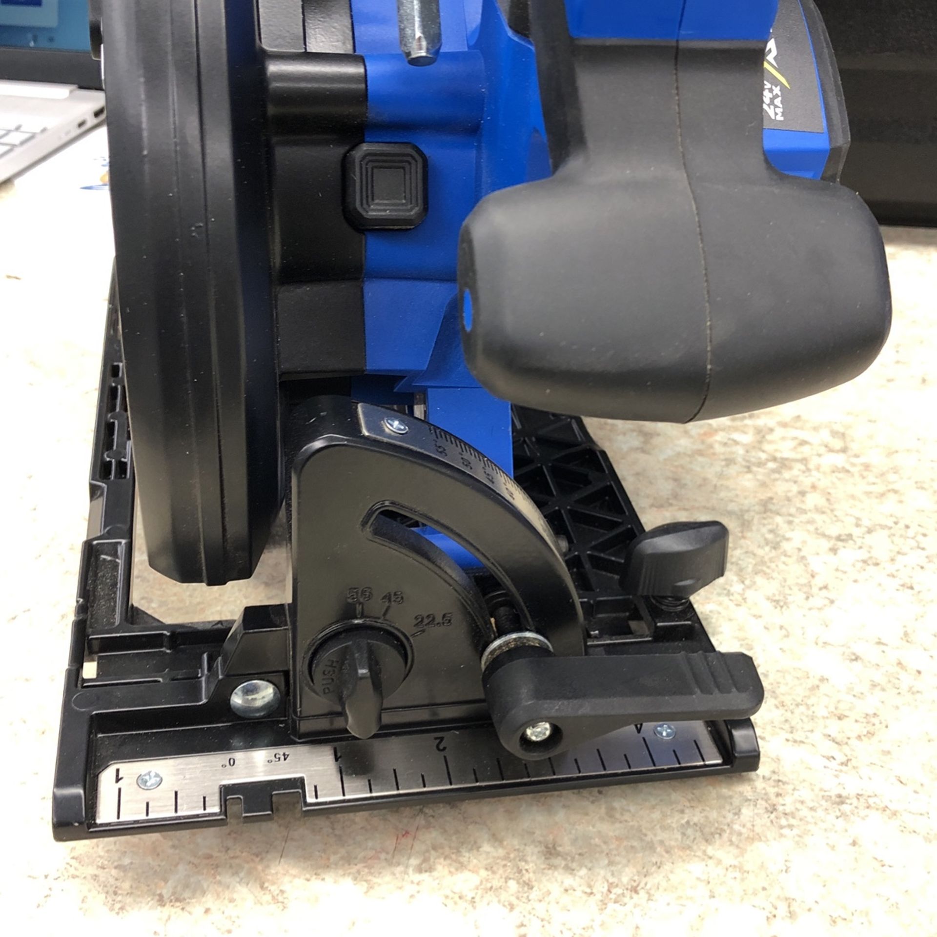 Kobalt XTR 24 Volt 7 1/4” Brushless Cordless Circular Saw With 1 4AH Battery Charger Case