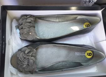 Woman’s grey flats dress shoes size 9