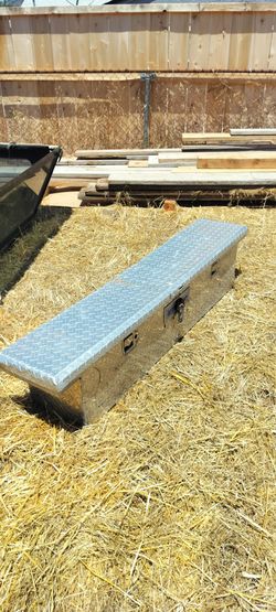 Truck tool box