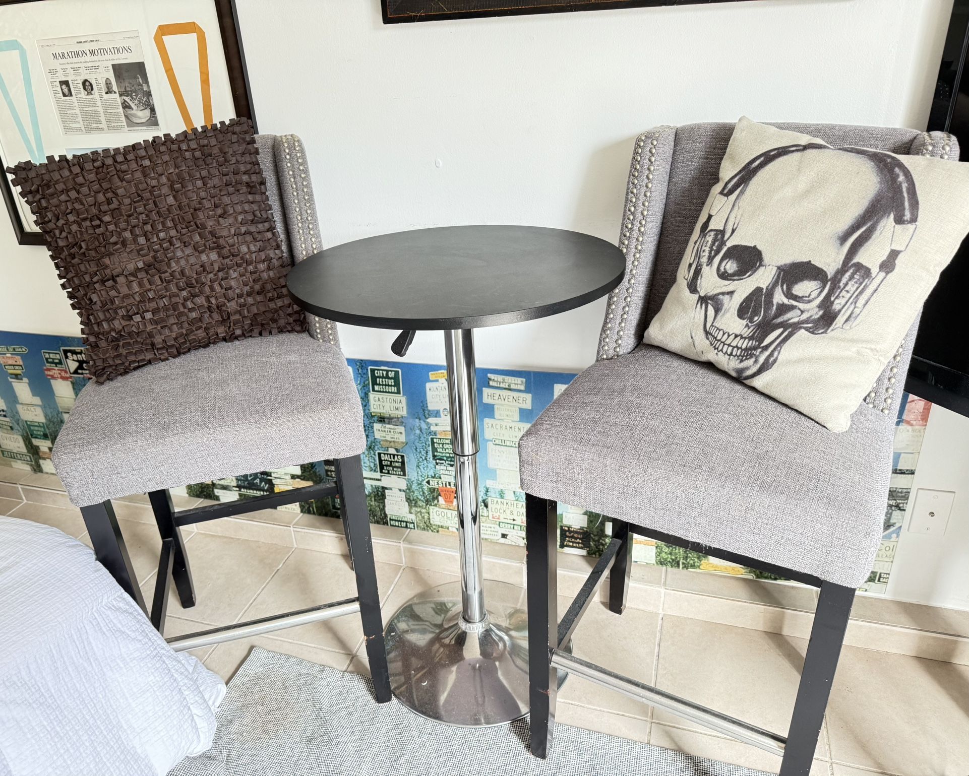 2 Bar Stools & Table