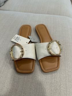 BRAND NEW A NEW DAY BUCKLE SLIDE SANDALS IN CREAM SIZE 8