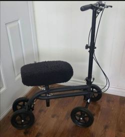 KNEEROVER KNEE SCOOTER/WALKER. MATTE BLACK. FOLDABLE. ADJUSTABLE. DUAL BRAKES. PAD W/SERPA COVER. EXCELLENT CONDITION!