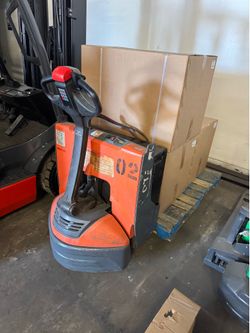 2021 Toyota electric pallet Jack forklift