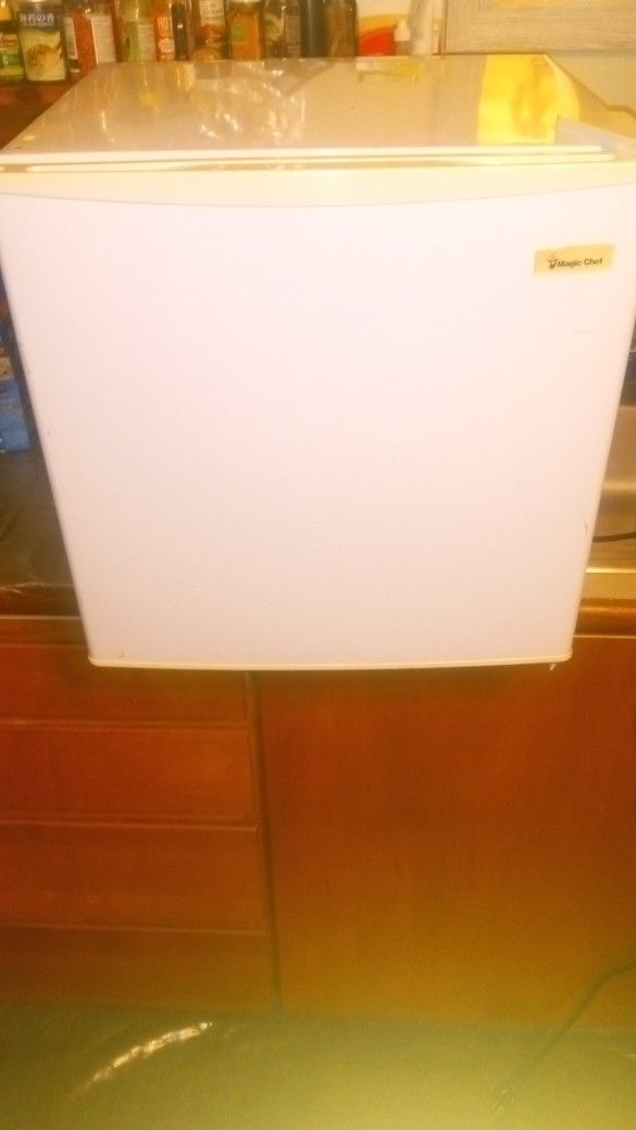Refrigerator Magic Chef 1.7 Cu Feet. $ 70 Good Condition W/ Freezer. For Your Room
