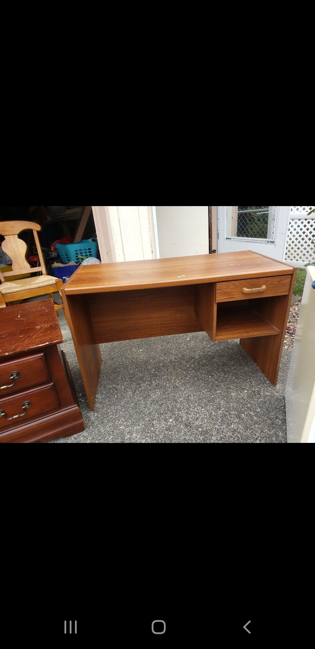 Nice sturdy desk. In good condition!