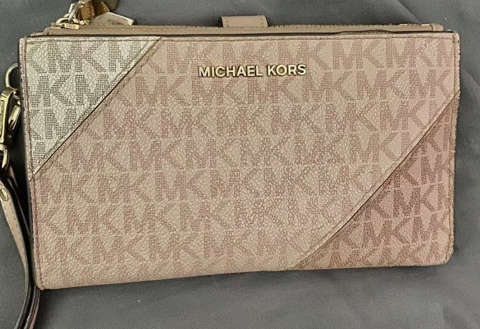 Michael Kors
Wrist/Wallet