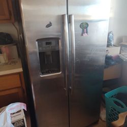 General Electric Refrigerator Used Best Offer Still Works Freezer And Fridge
