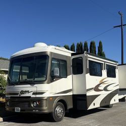 *2005 Fleetwood Storm 34F Super Low Miles 1 Owner 