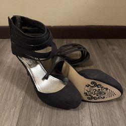 Rouge Helium Black Heels - Size 10