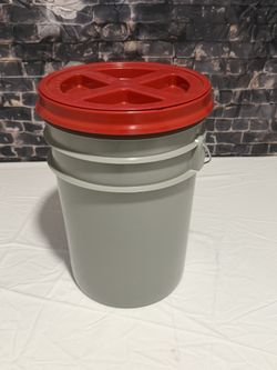 7 Gallon Gray Bucket with Gamma Seal Lid. 