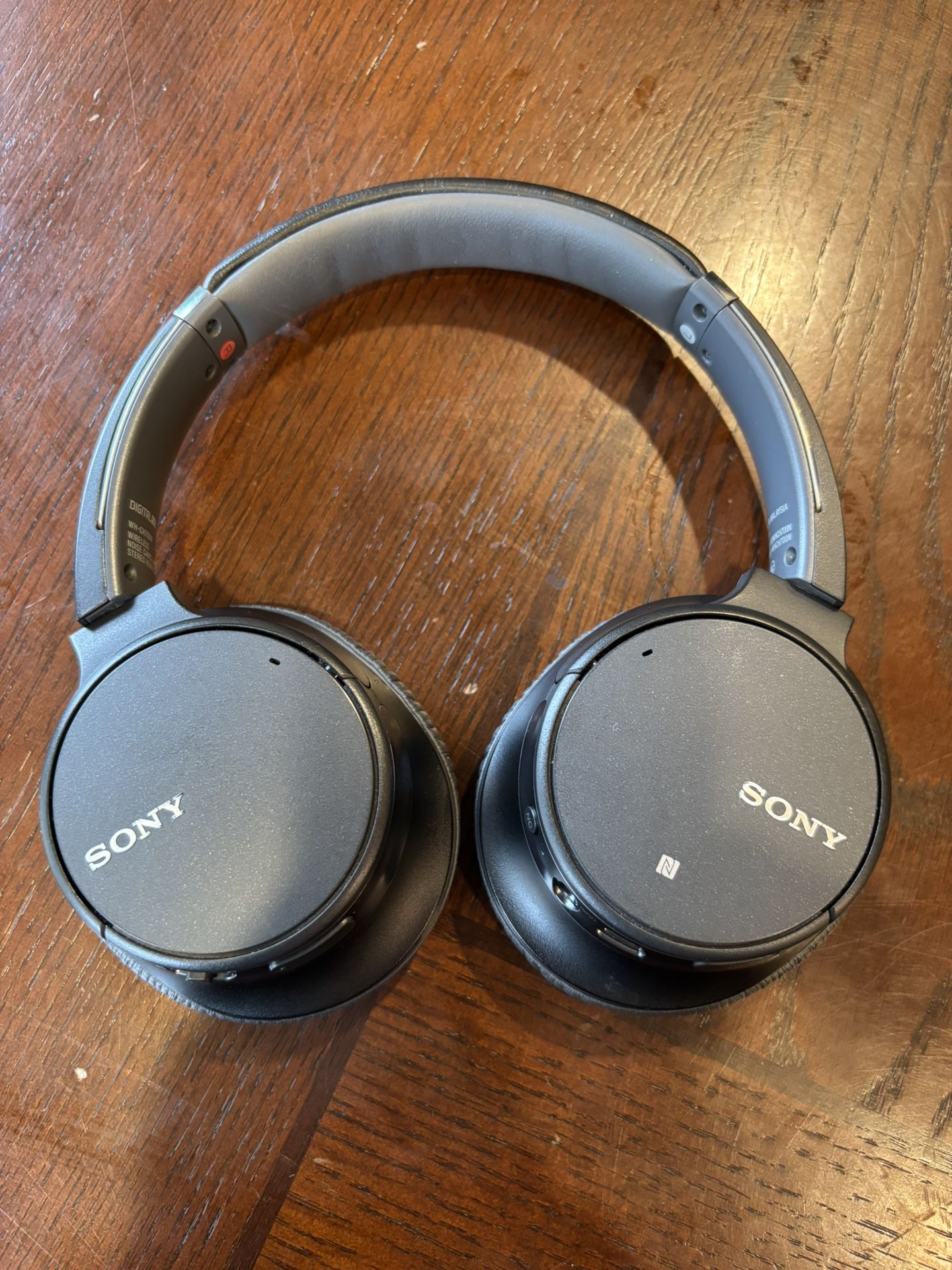 Sony noise cancelling headphones - Like New