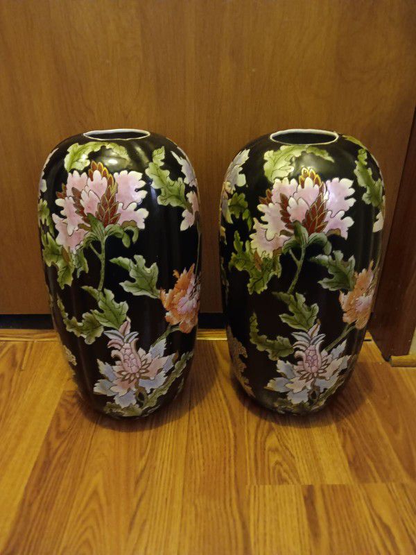 2 Vintage  Chinese Porcelain  Vases 