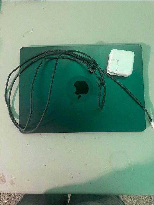 MacBook Air (2022) 13-inch - Apple M2 8-core and 8-core GPU - 8GB RAM - SSD 256GB