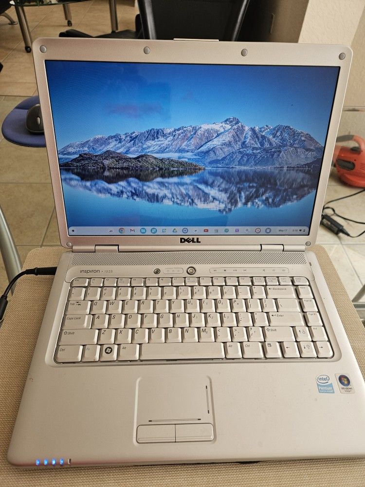 Dell Laptop. (SUPER CLEAN) 15 1/2" Screen 
