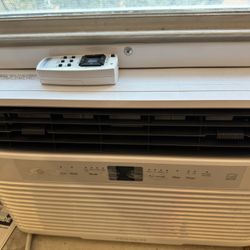 MOVING SALE FRIGIDAIRE AC UNIT 10,000 BTU 
