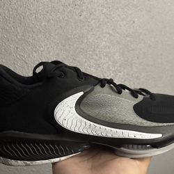 Nike Giannis 4 Size 10.5
