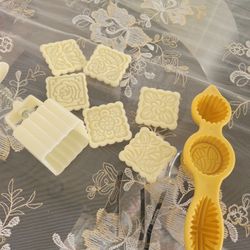 Hand Pressure Moon Cakes Molds,Silver Stainless Steel Walnut Clip Baking Bread Dessert,Plastic Maamoul Mould Press Stamp