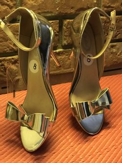Italina Heels with Bow! Silver! Size 8!