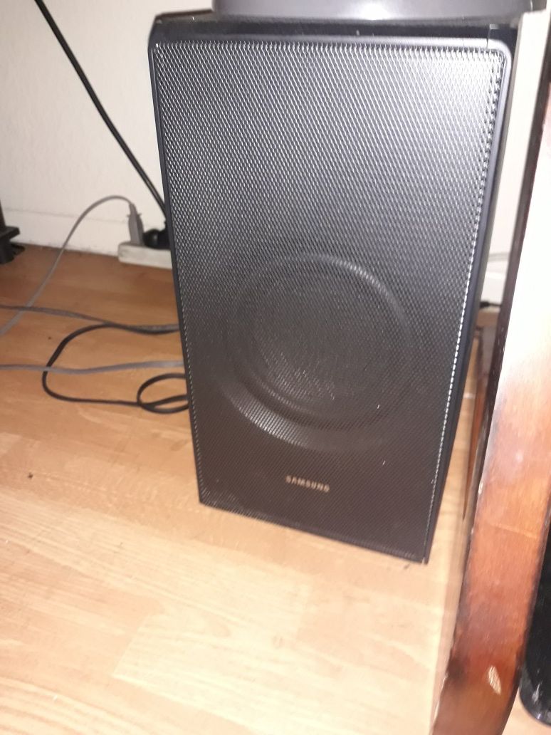 Samsung sound bar with bass tube