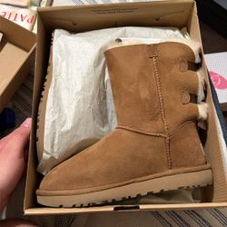 Women’s Bailey Bows II UGGS , size 7 “willing To Talk Final Prices “