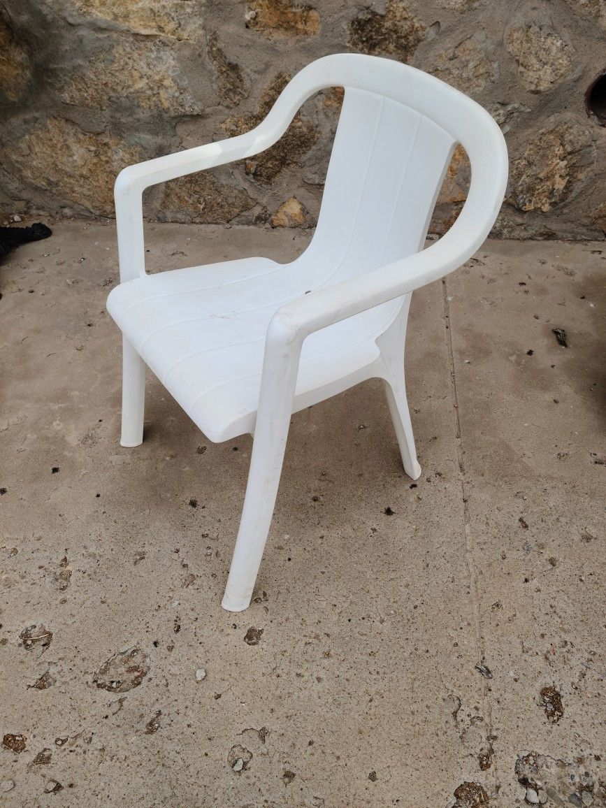 8 Stackable Plastic Lawn Chairs