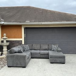 Beautiful grey sectional with pillows in great condition and comfortable asking 650