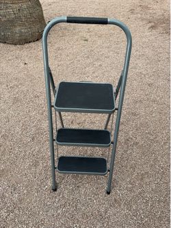 Escalera de 3 pasos plegable para un. Buen almacenamiento es Gris con negro super resistente
