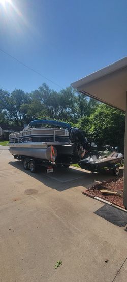 2018 Sun Tracker Pontoon Boat