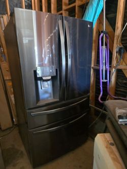 Refrigerator lg in great condition