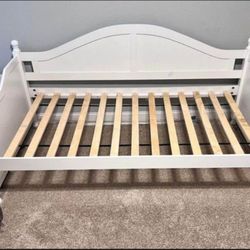 White Finished Pine Wood Daybed 