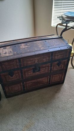 Antique Trunk (light)