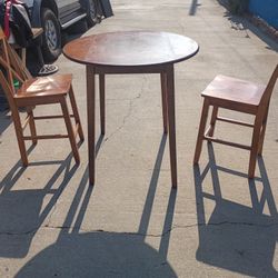 2 Chair's Table . Available In Pretty Good Condition 