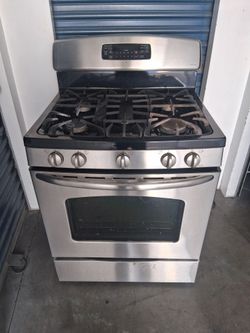 Stove In Working Condition Delivery Available everything works Exellent the only thing is that has one grill broken