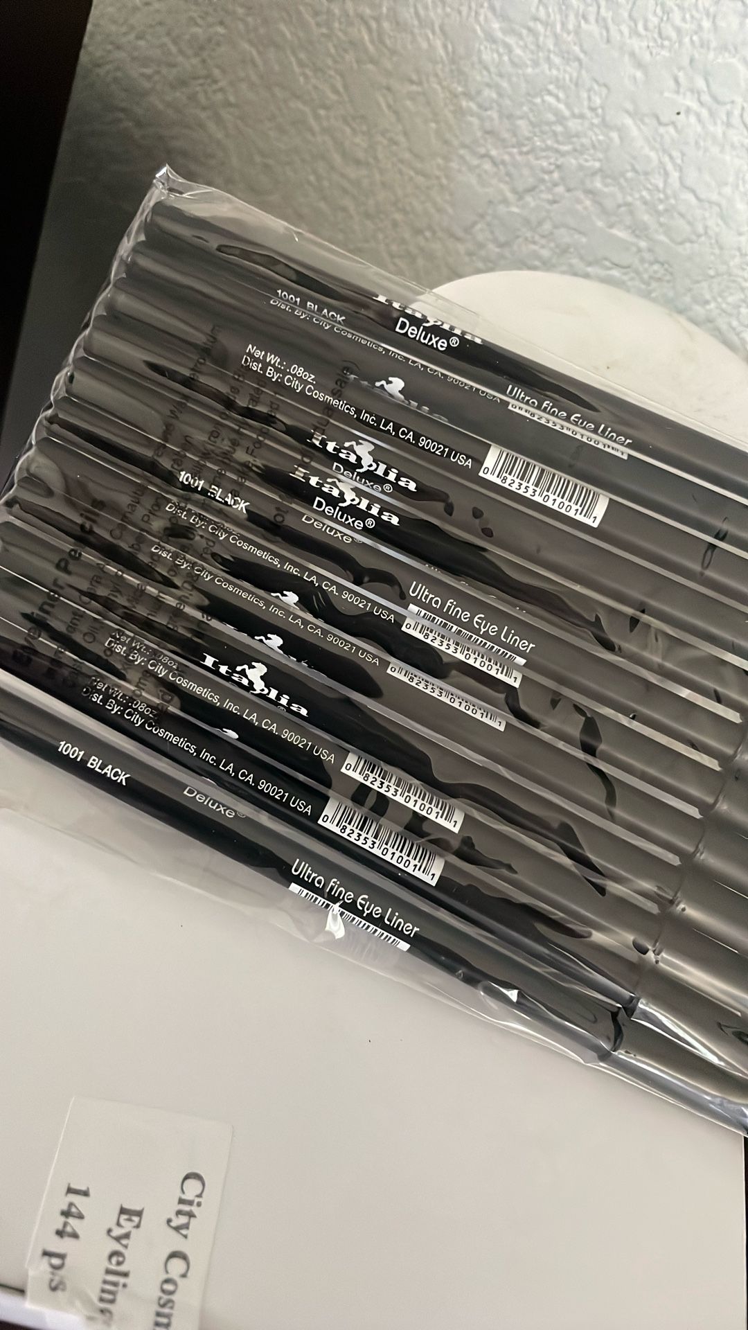 Delineador de ojos color negro 144 piesas por caja