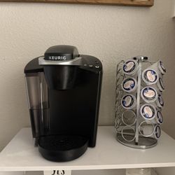 Keurig coffe maker and coffee decor 