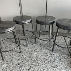 4 Swivel Countertop Stools