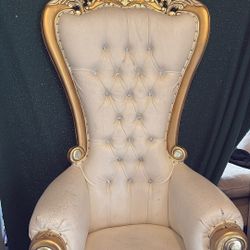 Used Throne Chair  It Has Scratches On It But Repair It And It’s Perfect Use Like That And Isn’t Even Noticable 
