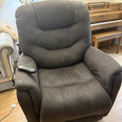 Raymour and Flanagan Power Lift Recliner 