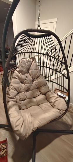 Hanging swing with cushion